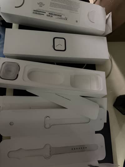 Apple Watch Series 4. Stainless steel 44mm. White sports band official