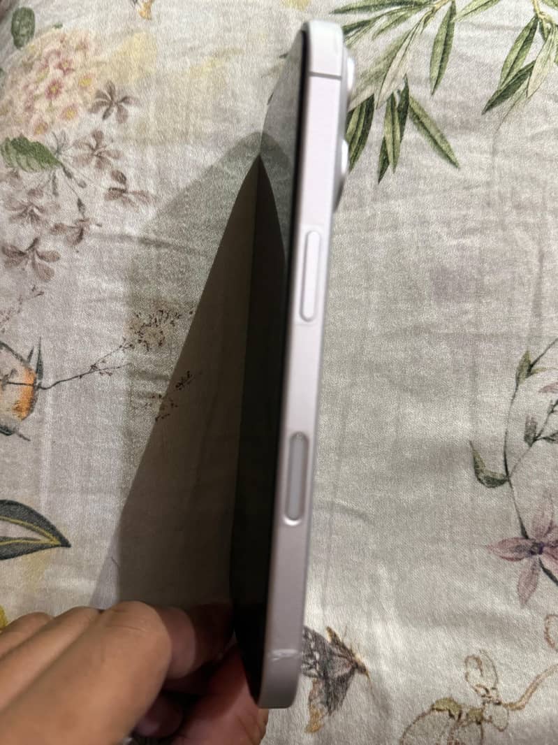 Apple iPhone 16 2