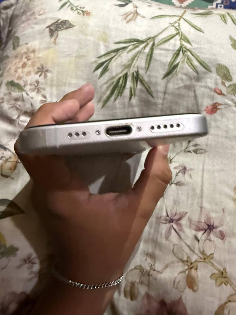 Apple iPhone 16 4