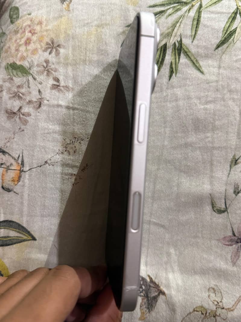 Apple iPhone 16 6