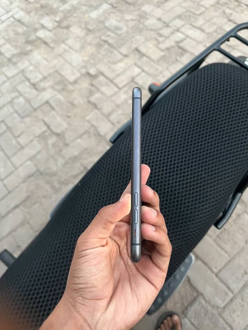 Apple iPhone 11 4