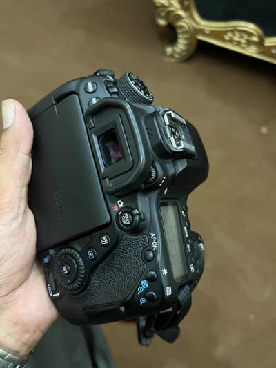 Canon 80D DSLR Camera with 18-135mm Lense - Condition 10/10