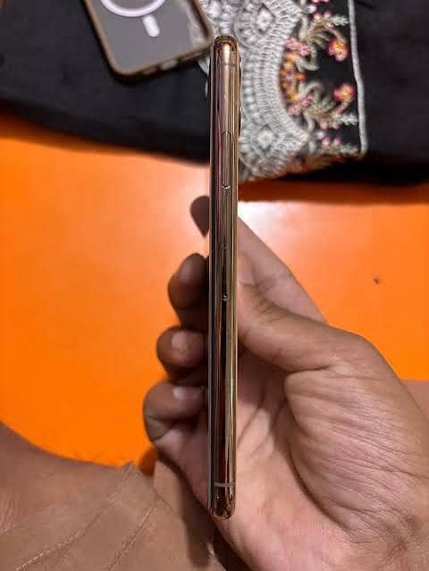 Apple iPhone 11 Pro Max 4