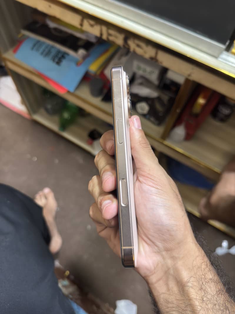 Apple iPhone 16 Pro 1