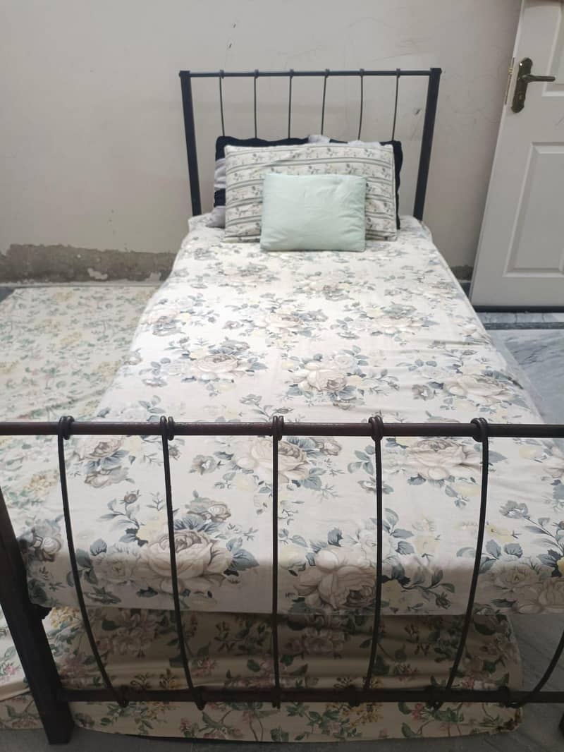 single iron bed 0