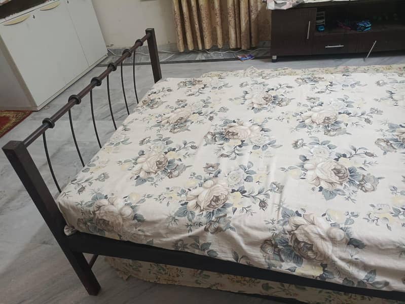 single iron bed 4