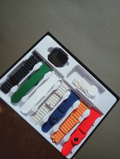 BRAND NEW CROWN G700 7+1 SMARTWATCH - Rs. 2,999