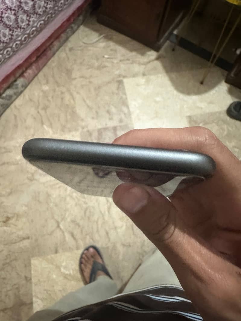 Apple iPhone 11 4