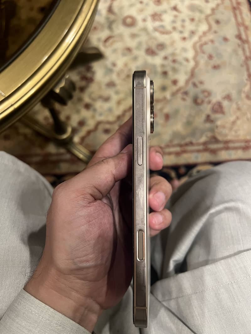 Apple iPhone 16 Pro Max 4