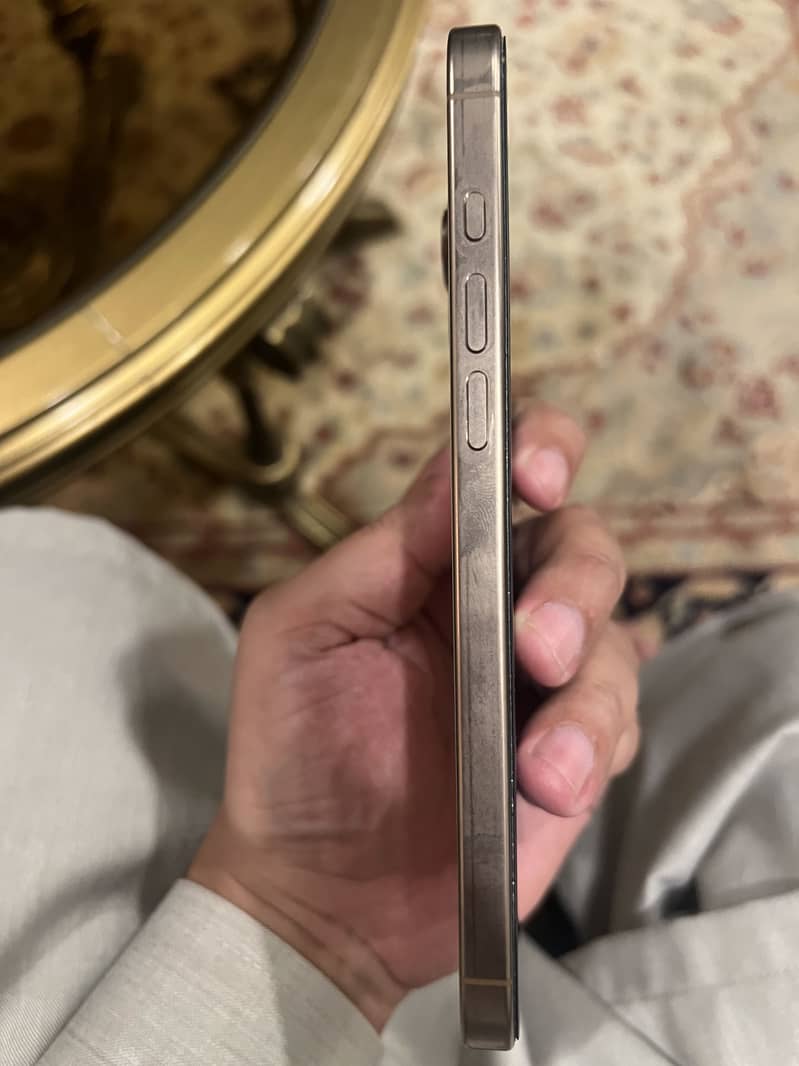 Apple iPhone 16 Pro Max 6