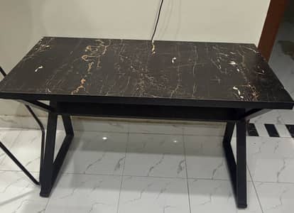 Black table in good condition