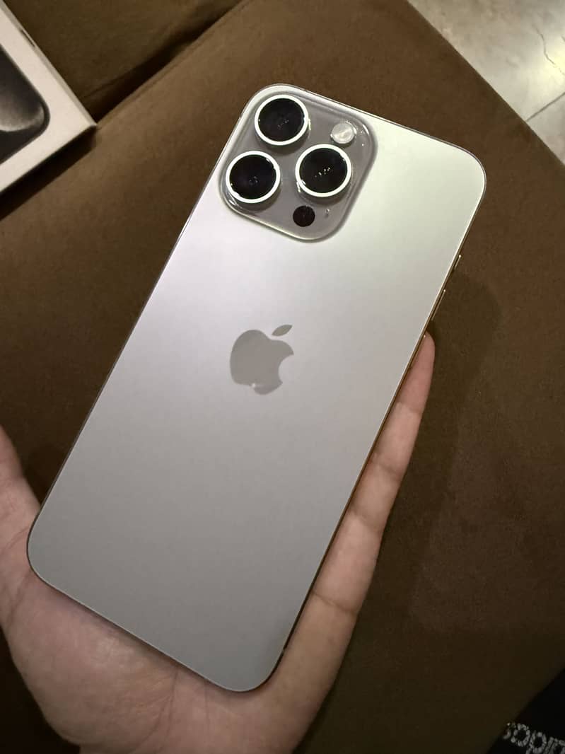 Apple iPhone 15 Pro Max 0