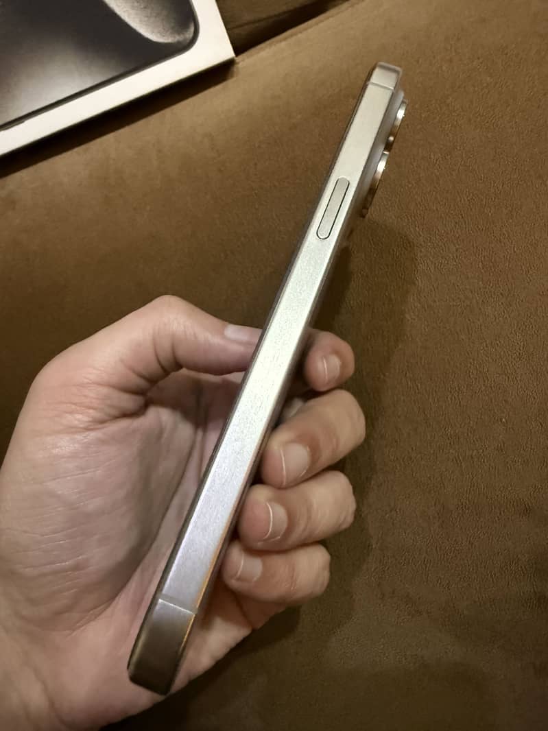 Apple iPhone 15 Pro Max 9