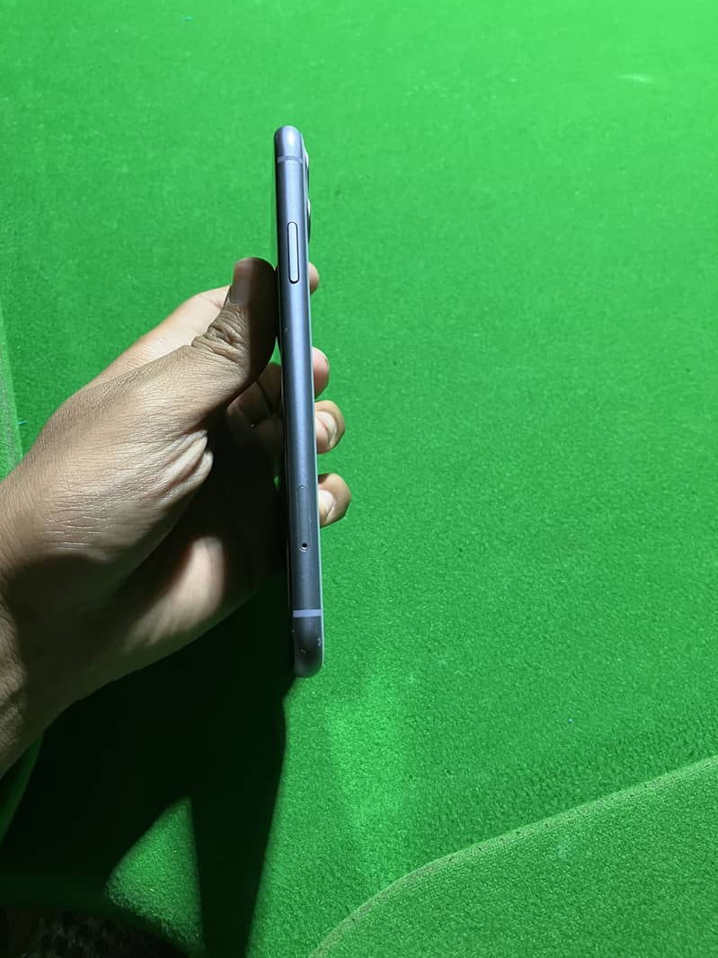 Apple iPhone 11 4