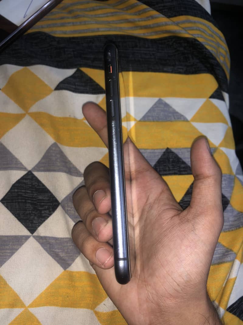Apple iPhone 11 4