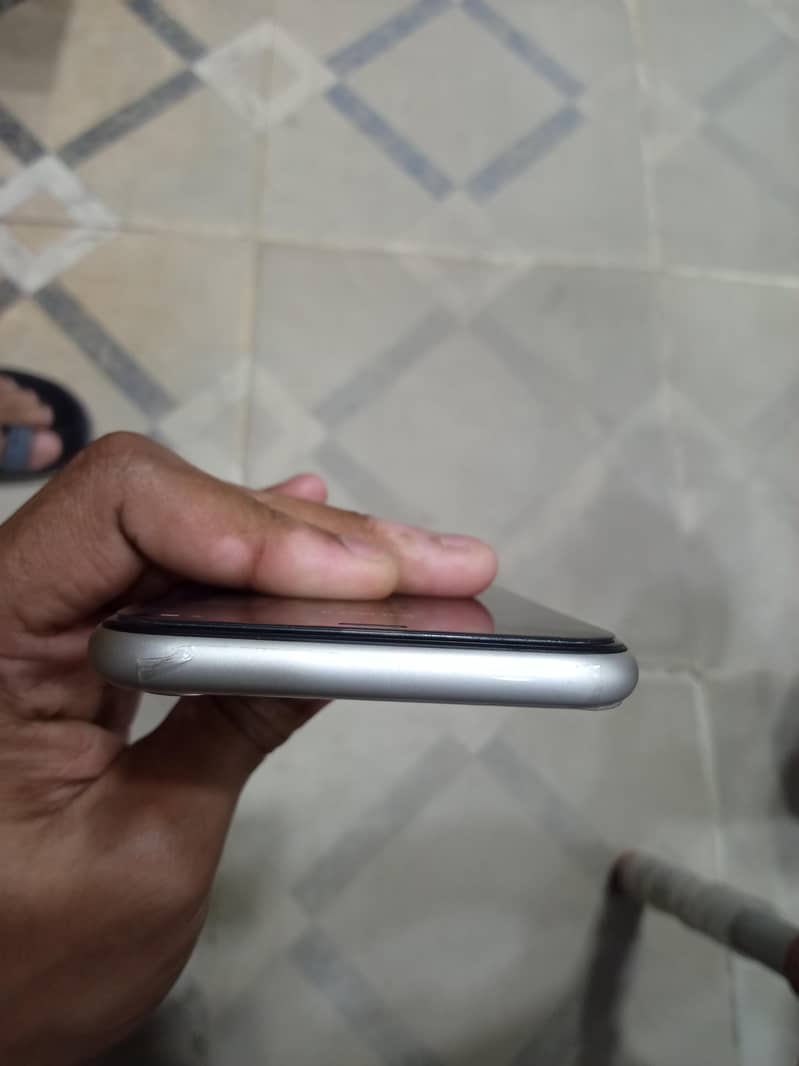 Apple iPhone 11 4