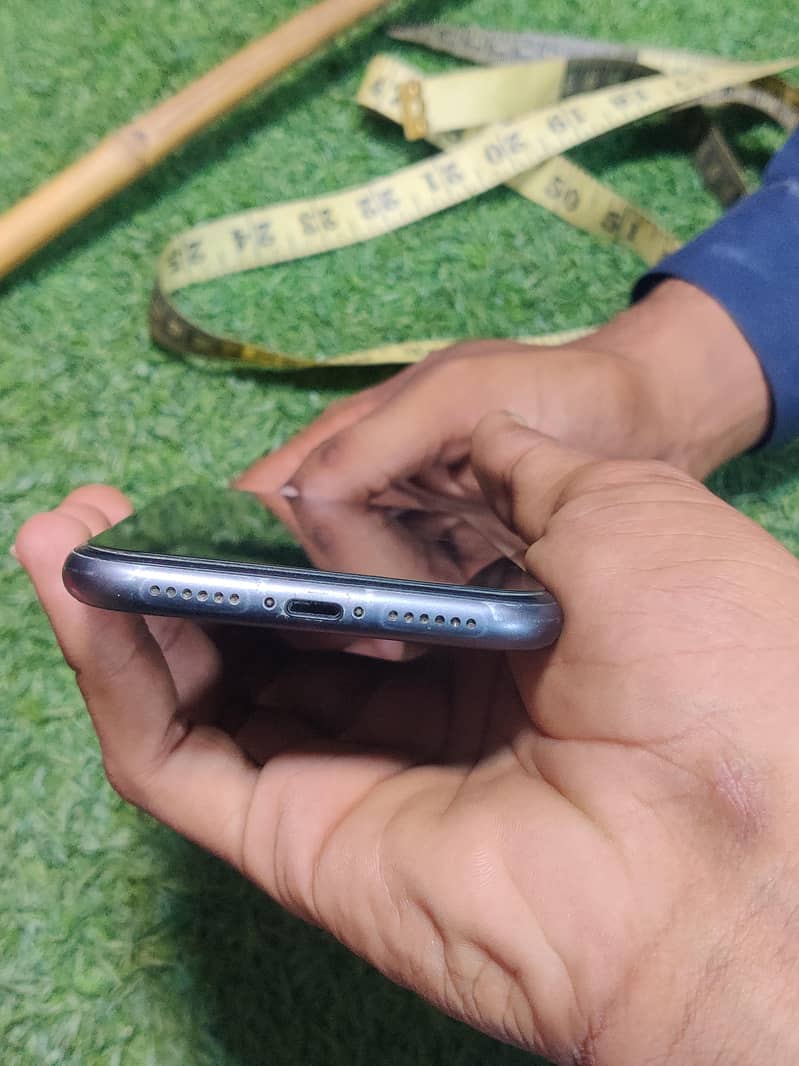 Apple iPhone 11 4