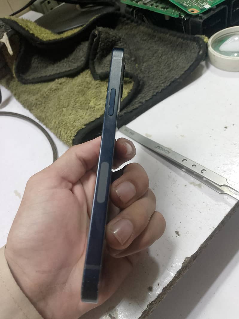 Apple iPhone 12 4