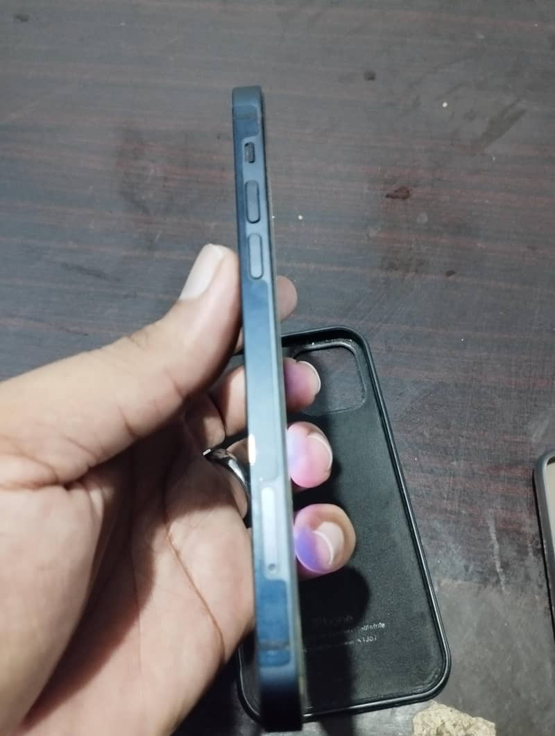 Apple iPhone 12 4
