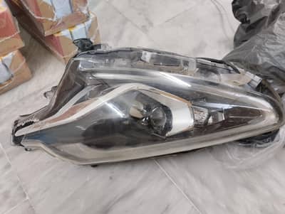 Toyota sienta Head light (left side)(miner broken)