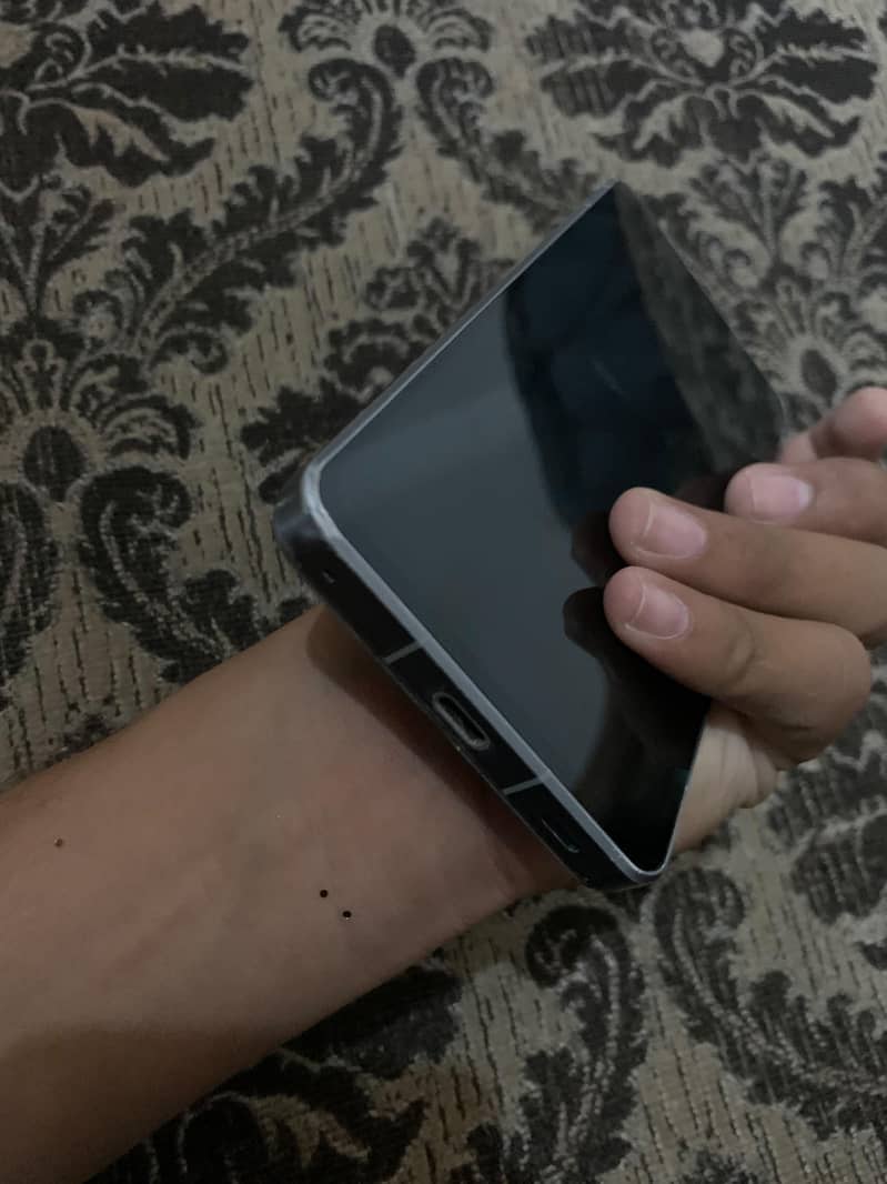 Sharp Aquos R7 (read add) 1