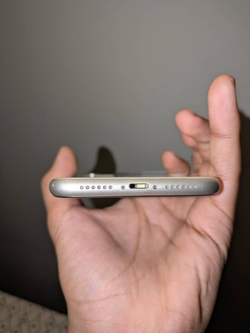 Apple iPhone 11 4