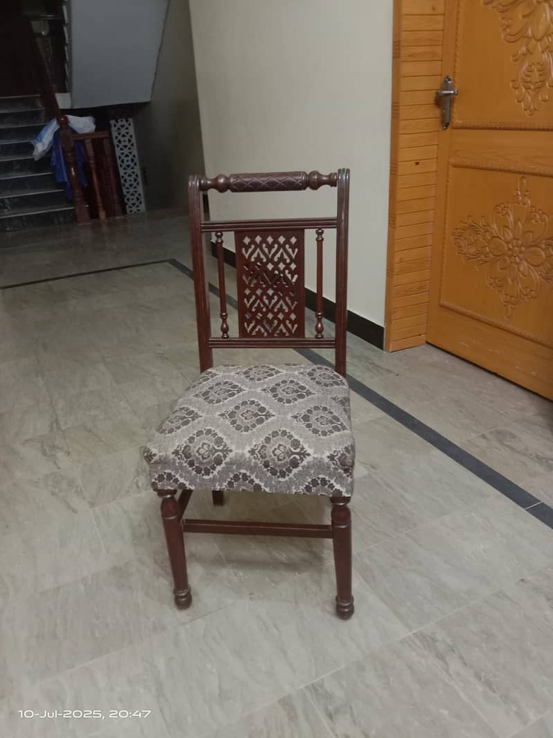 selling dining table 1