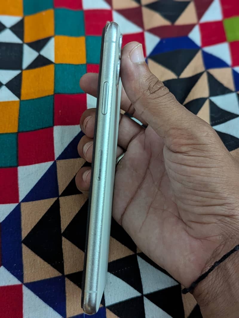 Apple iPhone 11 Pro Max 4