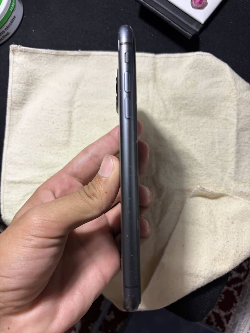 Apple iPhone 11 4