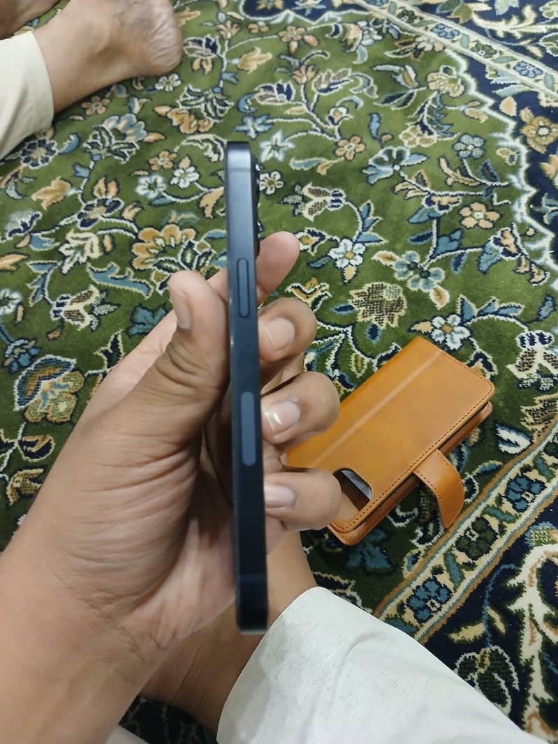 Apple iPhone 13 2