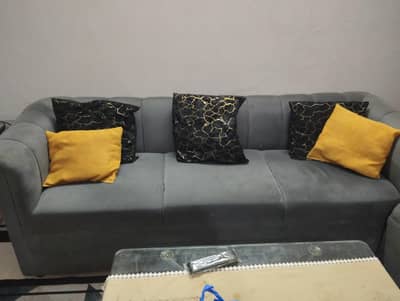 Good looking durable sofa set
