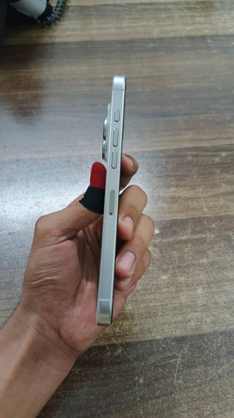 Apple iPhone 16 Pro Max 4