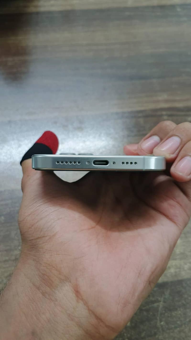 Apple iPhone 16 Pro Max 9