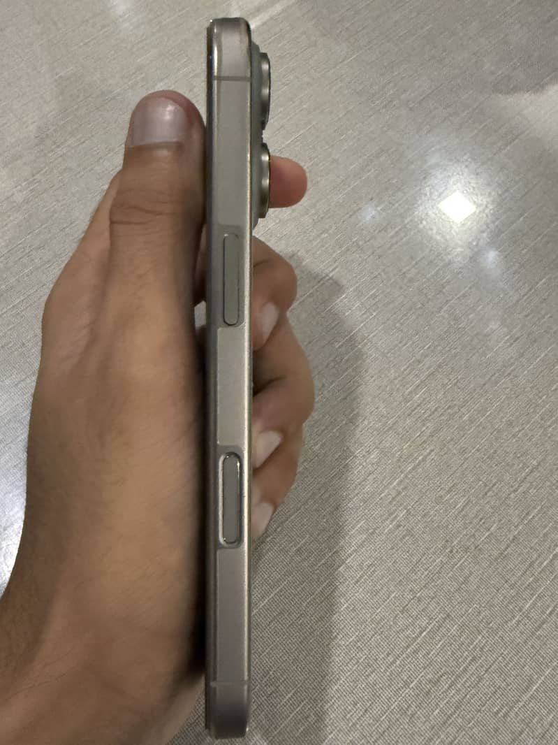 Apple iPhone 16 Pro 2