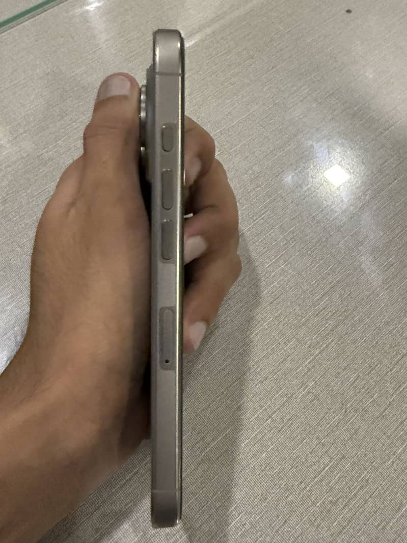 Apple iPhone 16 Pro 3