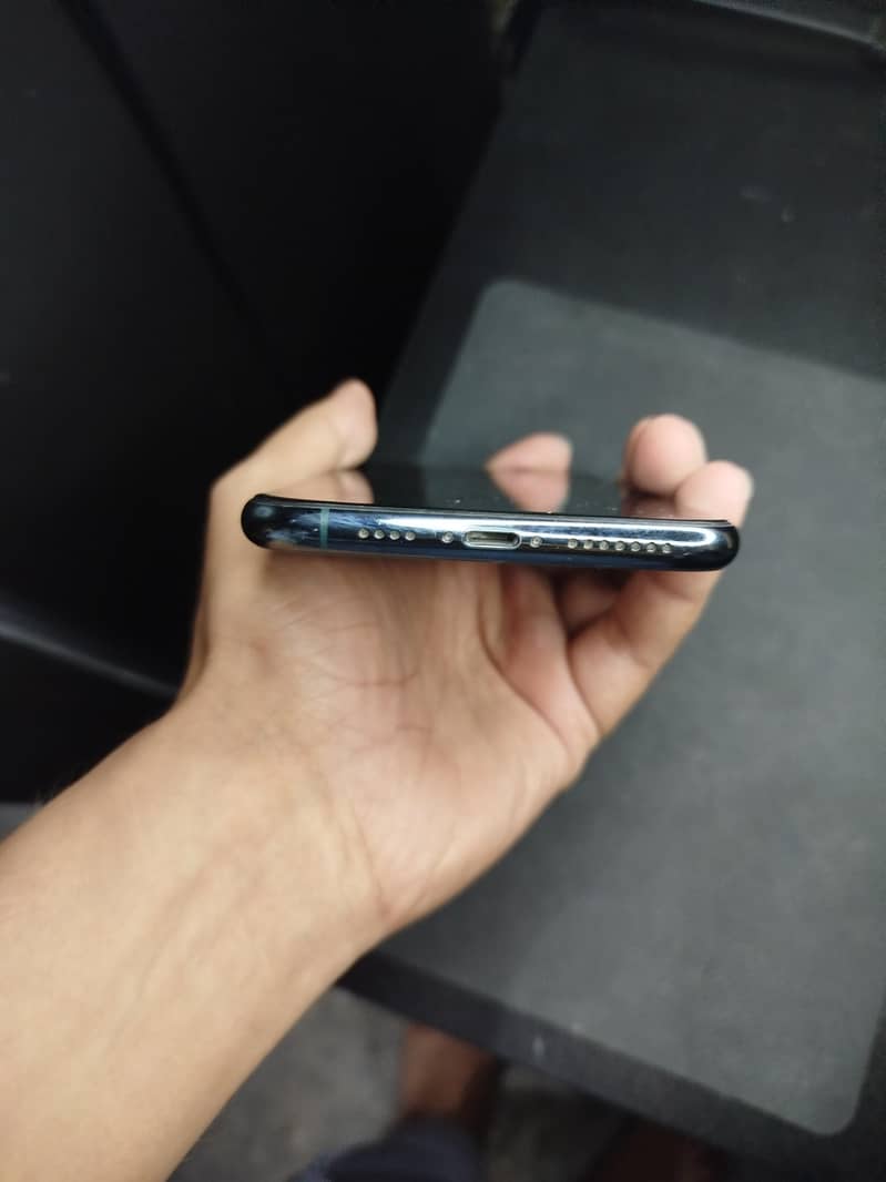 Apple iPhone 11 Pro Max 4