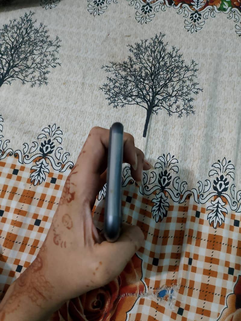 Apple iPhone 11 4