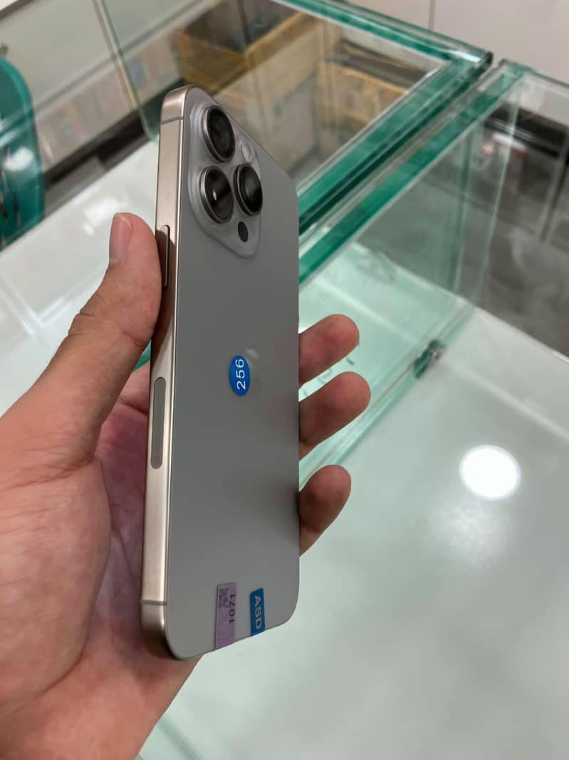 Apple iPhone 15 Pro Max 0