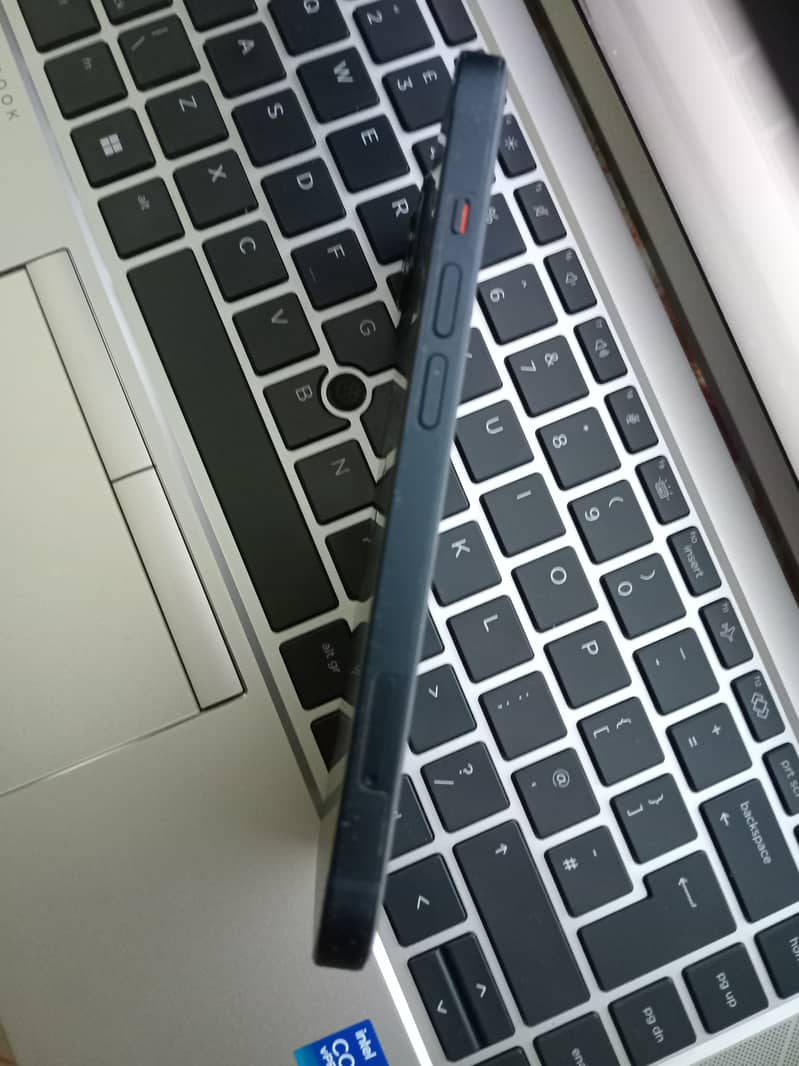 Apple iPhone 13 8