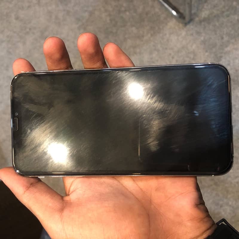 Apple iPhone XS Max 3