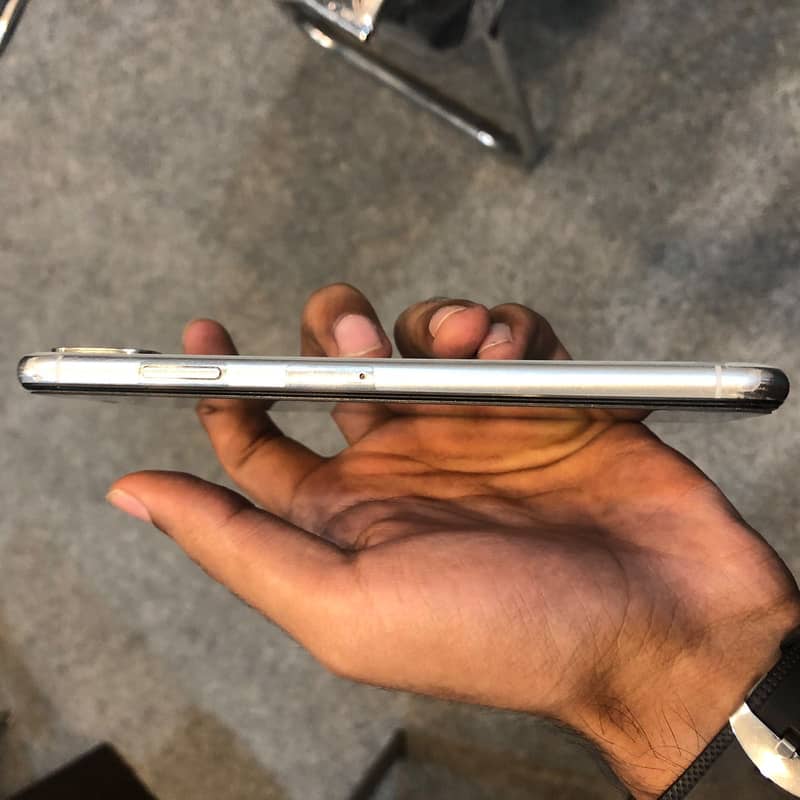 Apple iPhone XS Max 4