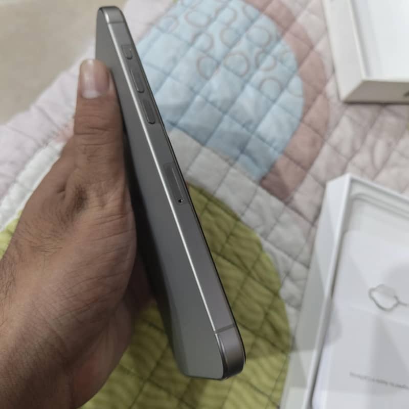 Apple iPhone 15 Pro Max 4