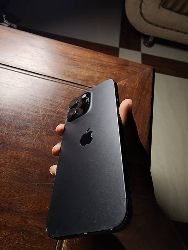 Apple iPhone 16 Pro Max 4