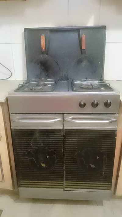 3 burner gas cooking range cabinet sale ke liye available hai
