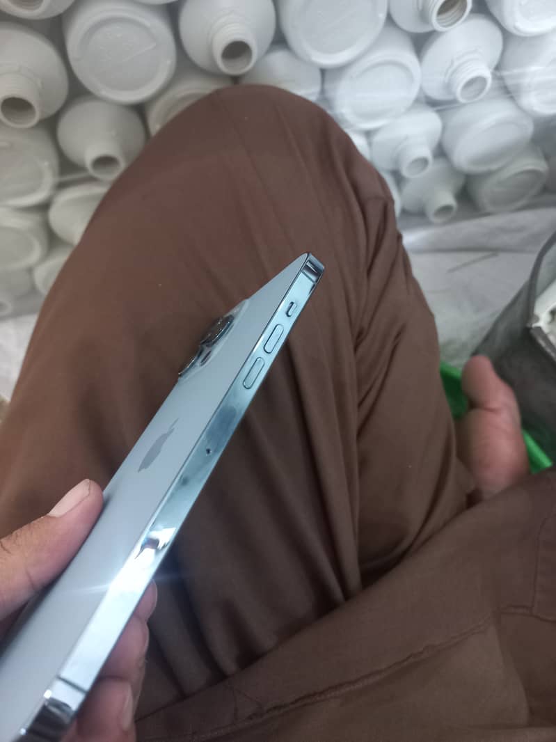 Apple iPhone 13 5