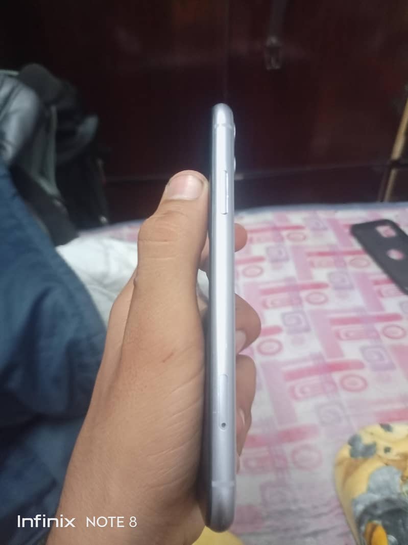 Apple iPhone 11 3