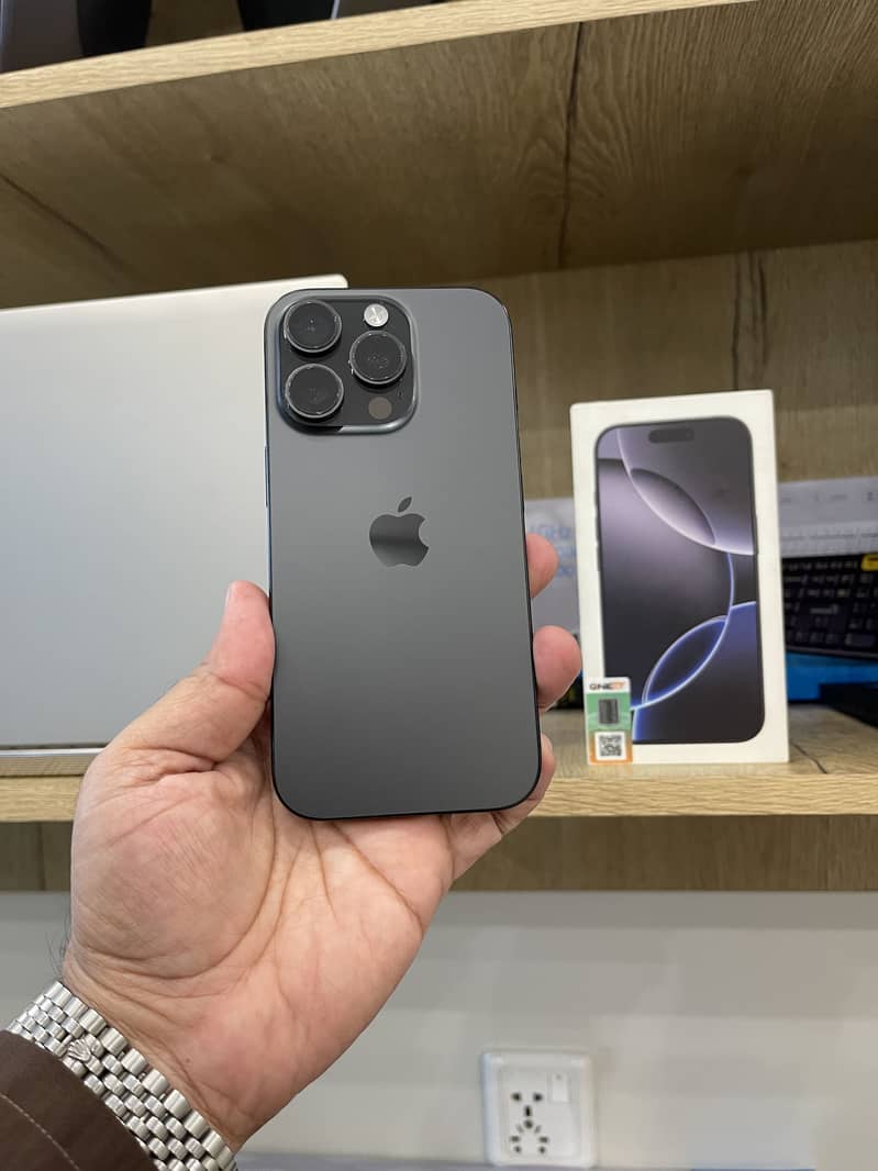 Apple iPhone 16 Pro 3