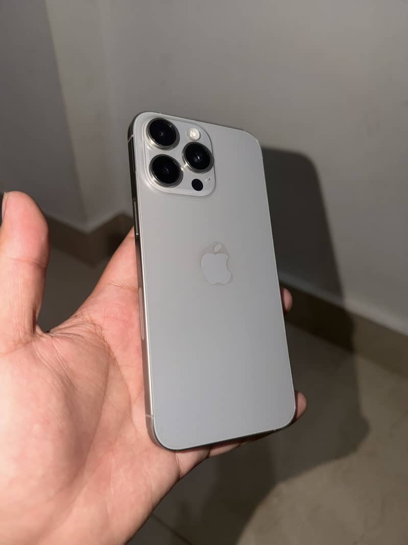 Apple iPhone 15 Pro Max 4