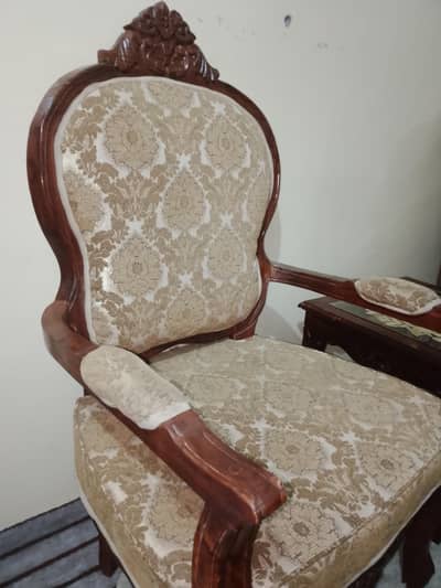 room chairs Coffee table