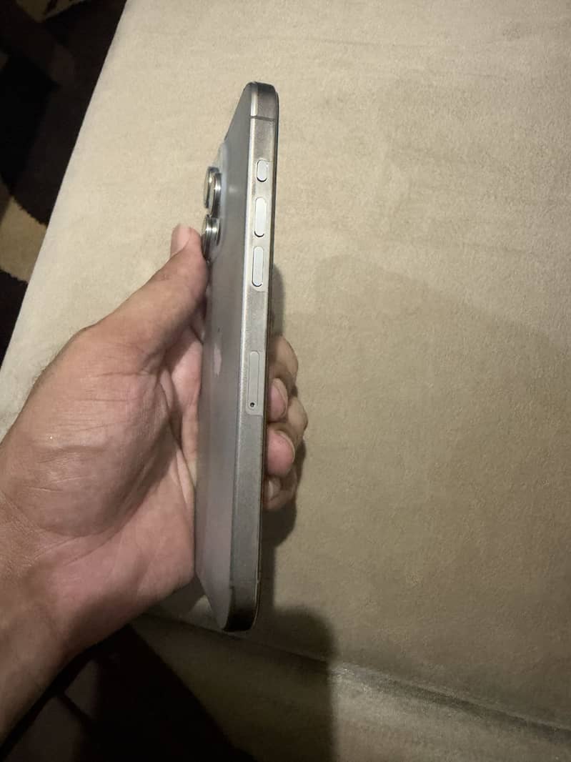Apple iPhone 15 Pro Max 4